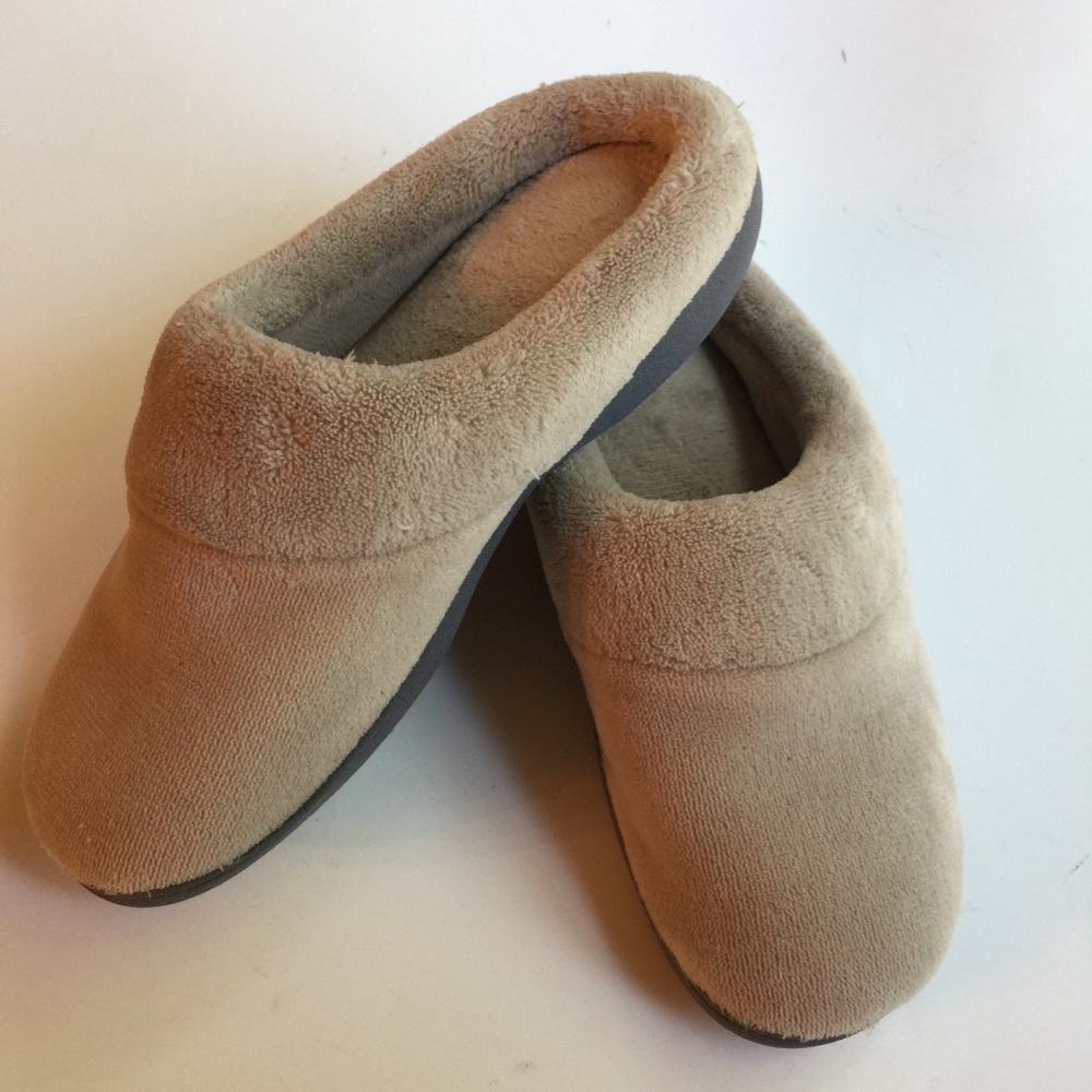 ISOTONER WOMENS TAN/BEIGE SLIPPERS SIZE 8.5-10